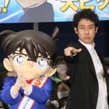 キリっとした表情で「真実はいつもひとつ！」のポーズ