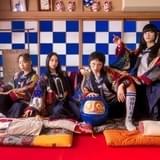 オープニングテーマを担当する「新しい学校のリーダーズ」