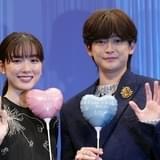 【何があったの?】“高木さん”永野芽郁&“西片”高橋文哉、ステージ上で見つめ合って急接近