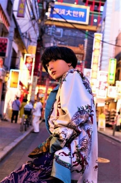 小林千晃、初のフォトブック6月4日発売 スーツ姿やスイートルームでの
