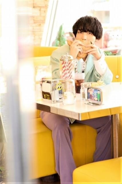 小林千晃、初のフォトブック6月4日発売 スーツ姿やスイートルームでの