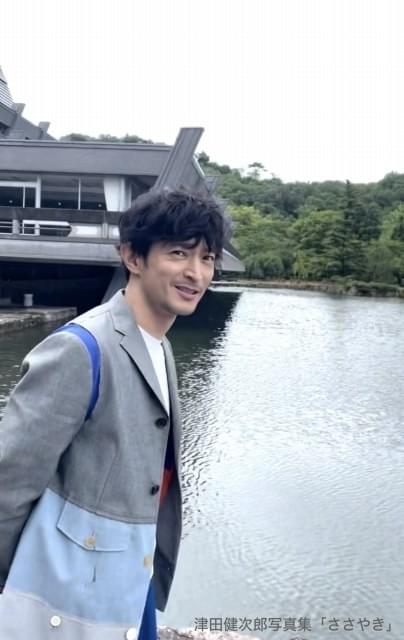 津田健次郎の写真集、特典カット付き電子版が6月11日発売 自然体笑顔の