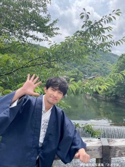 津田健次郎の写真集、特典カット付き電子版が6月11日発売 自然体笑顔の