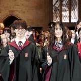 小野賢章＆山本美月、ハリポタ施設1周年をファン200人と祝福 ホグワーツ城の大広間で名シーンを再現