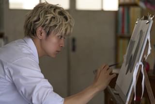 手元の演技にも集中し、真剣な表情でデッサンする眞栄田郷敦