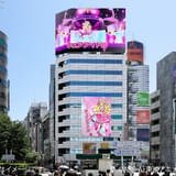 池袋駅の大型ビジョンと柱には、デビュー広告が登場!