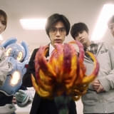 宇宙寄生植物ガチュラ(写真中央手前)と怪獣防災科学調査所「SKIP」の仲間たち(左から夏目リン、ユピー、石堂シュウ、飛世ユウマ、伴ヒロシ)