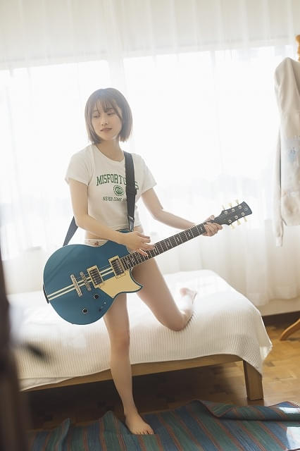 夏吉ゆうこ、初写真集で水着やランジェリーに挑戦 大胆衣装で横たわる
