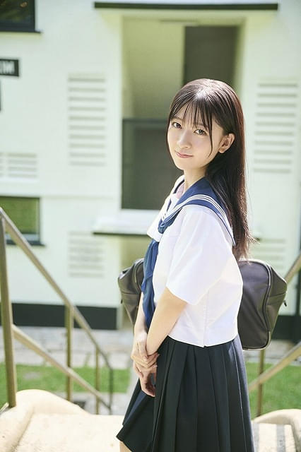 鈴原希実、デジタル写真集が発売 美背中が際立つワンピース姿、かわい