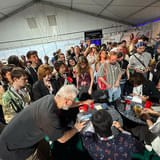 クロージングパーティで急遽行われたサイン会にはファンが殺到した。