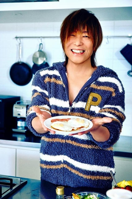 谷山紀章、50歳記念写真集が8月8日発売 高級ホテルでのセクシーカット