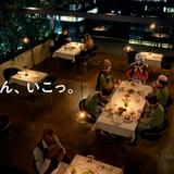 シャアが部下たちと食卓を囲み談笑する「機動戦士ガンダム」×「ホットペッパーグルメ」コラボCMが公開