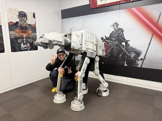 岡崎能士さんと撮ったAT-AT(中に入っているのは水﨑淳平氏)の写真