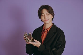 「timelesz」寺西拓人の誕生日を記念して「迷宮のしおり」特別イラストが公開 アスラーダを手にした姿も