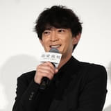 津田健次郎、イケボ過ぎて客席ざわつく 共演者に干し芋を渡したエピソードも【「恋愛裁判」初日舞台挨拶】