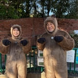 動物園を表敬訪問した芳根京子と小手伸也