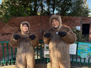 動物園を表敬訪問した芳根京子と小手伸也