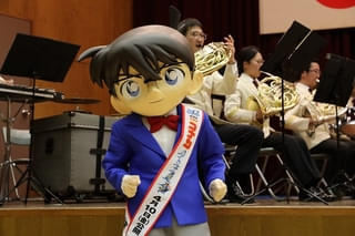 神奈川県警とコラボ中の「名探偵コナン ハイウェイの堕天使」 コナン君が「ポリスフェス」にサプライズ登場