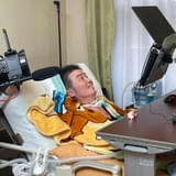 視線入力中の津久井教生