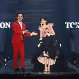 「えんとつ町のプペル 約束の時計台」コラボドレスを「キンコン」梶原雄太の娘・叶渚が着用 父とランウェイで初共演