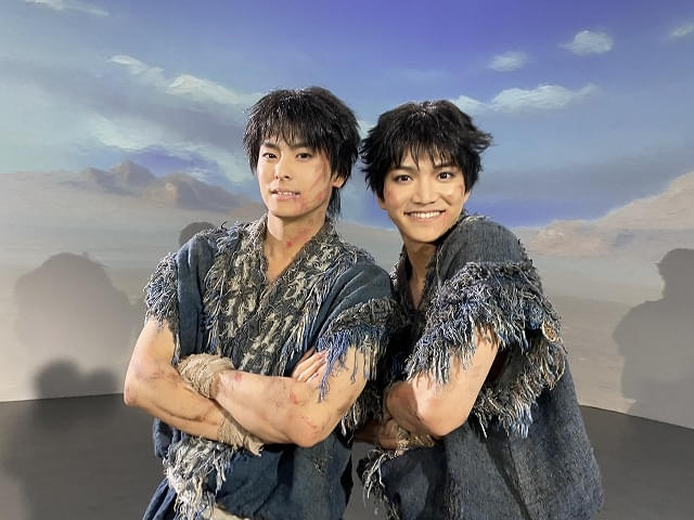 主人公の信は三浦宏規と高野洸がダブルキャストで演じる