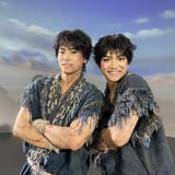 主人公の信は三浦宏規と高野洸がダブルキャストで演じる