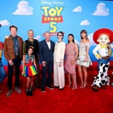 左からコナン・オブライエン、スカーレット・スピアーズ、トム・ハンクス、ティム・アレン、ジョーン・キューザック、グレタ・リー、テイラー・スウィフト