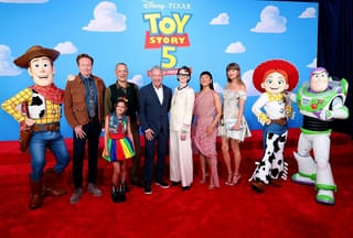 左からコナン・オブライエン、スカーレット・スピアーズ、トム・ハンクス、ティム・アレン、ジョーン・キューザック、グレタ・リー、テイラー・スウィフト