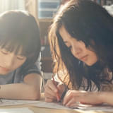是枝裕和監督、実写版「ルックバック」 主人公たちの漫画に捧げた時間を切り取った＜漫画制作シーン＞本編映像