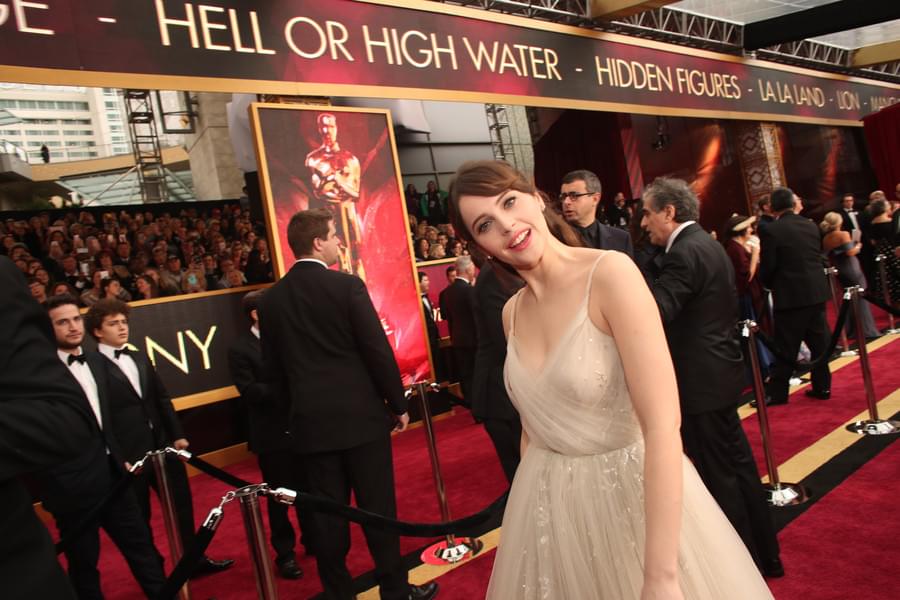 「ローグ・ワン」のフェリシティ・ジョーンズ、レッドカーペットに到着!!