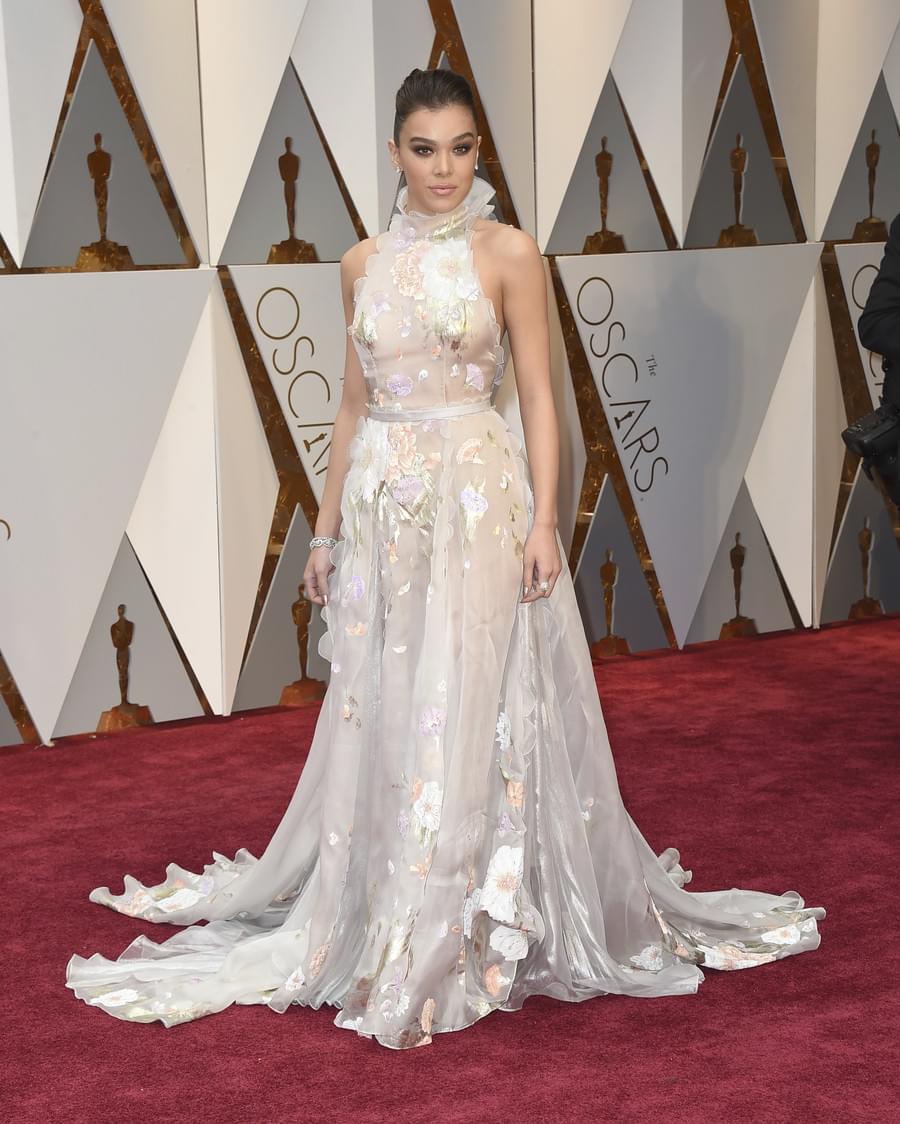 ヘイリー・スタインフェルドはフローラル柄のRalph & Russo