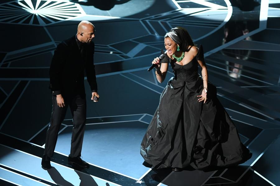 アンドラ・デイ＆コモンの「Stand Up For Something」（マーシャル 法廷を変えた男」主題歌）にスタンディングオベーション