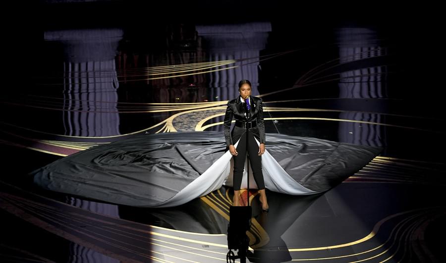 「ドリームガールズ」のジェニファー・ハドソンが、主題歌賞ノミネートの『I'll Fight』（「RBG 最強の85才」）を熱唱