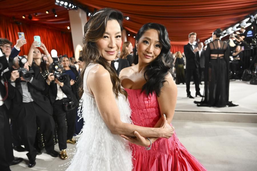 「エブエブ」のミシェル・ヨーとステファニー・スー