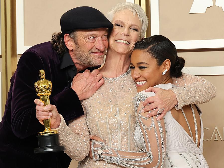 助演女優賞に輝いたジェイミー・リー・カーティスとプレゼンターのトロイ・コッツァーとアリアナ・デボーズ