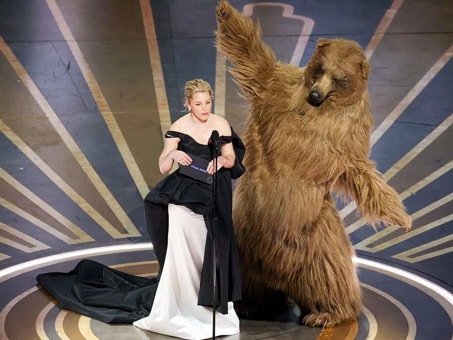 “コカイン・ベアー”と登場したプレゼンターのエリザベス・バンクス