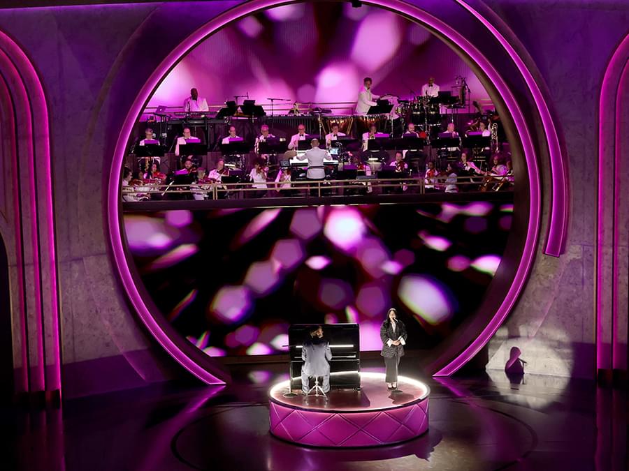 ビリー・アイリッシュ＆フィニアス・オコネルが「What Was I Made for?」（「バービー」）をパフォーマンス