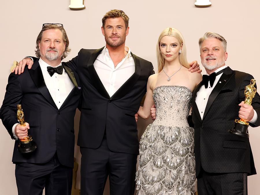 短編アニメ映画賞を受賞したデイブ・マリンズとブラッド・ブッカー、プレゼンターのクリス・ヘムズワースとアニヤ・テイラー＝ジョイ