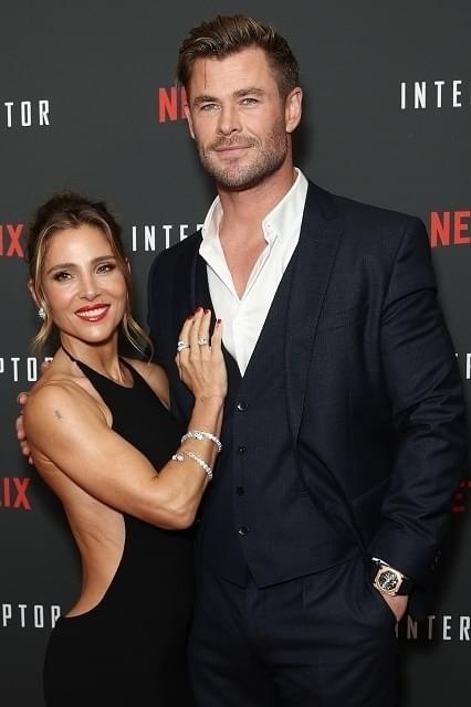 妻エルザ・パタキー（左）や子どもたちとシンプルな生活をおくると宣言したクリス・ヘムズワース