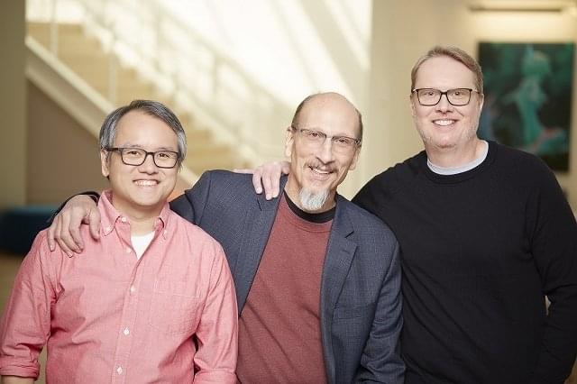 左からクイ・グエン(脚本・共同監督)、ロイ・コンリ(プロデューサー)、ドン・ホール(監督)