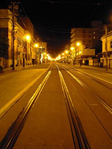 函館の旧市街へと至る深夜の街並み