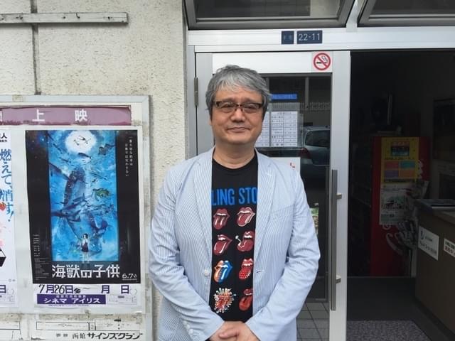 シネマアイリスの前で菅原和博氏（2019年撮影）