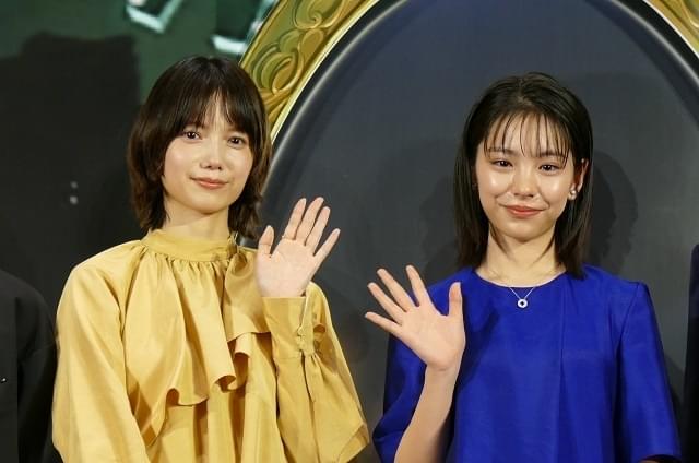 (左から)宮崎あおい、當真あみ