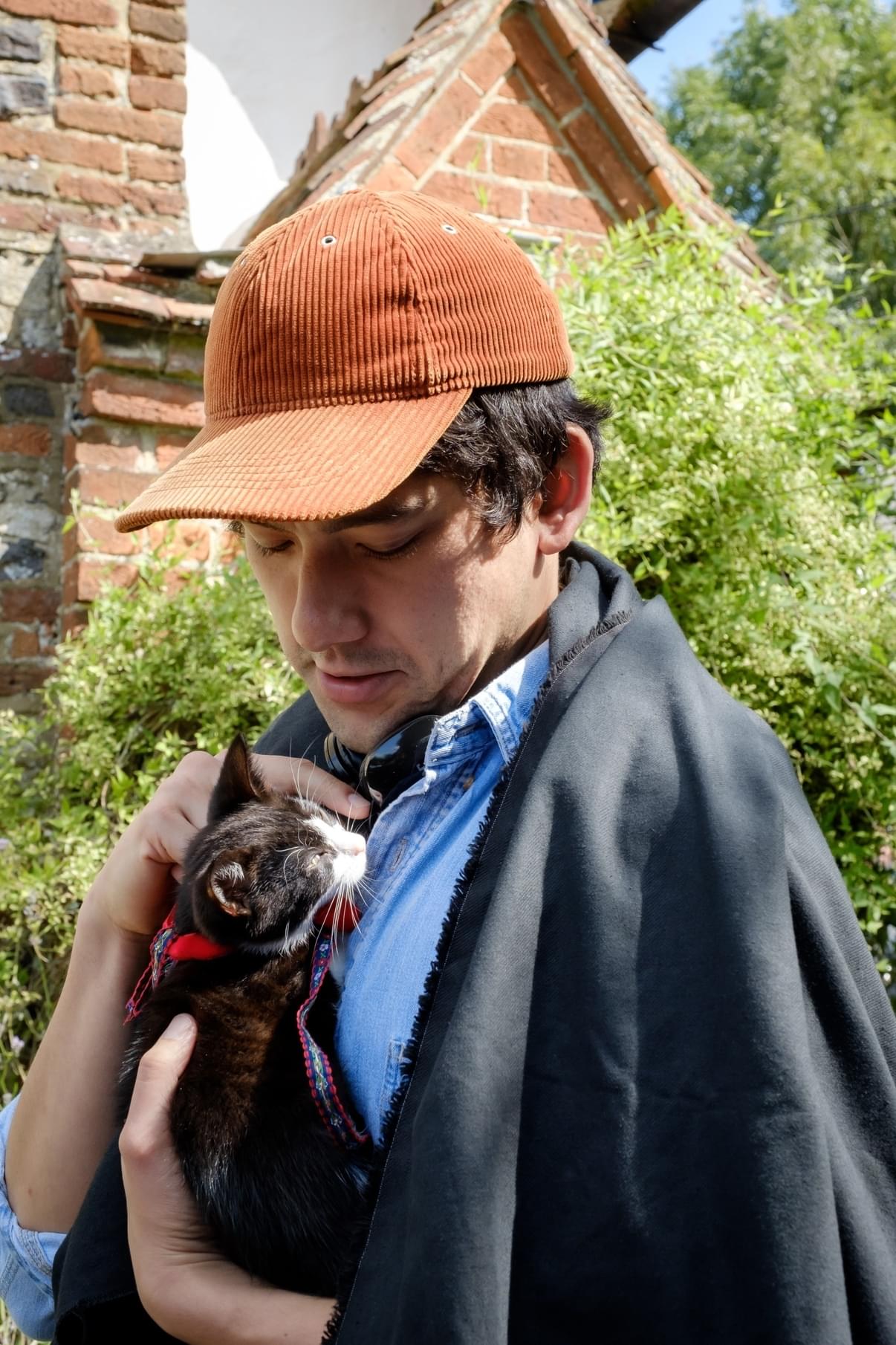 【インタビュー】猫画家ルイス・ウェインの魅力、“キャットモード”で挑んだ撮影 W・シャープ監督が語る