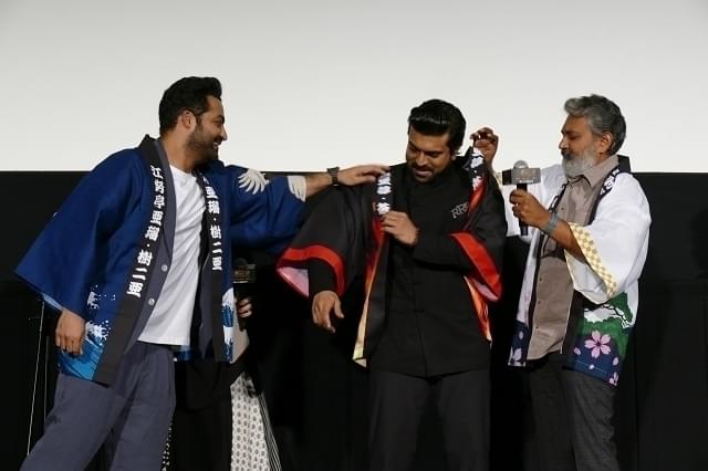 日本の伝統衣装である法被がプレゼントされた