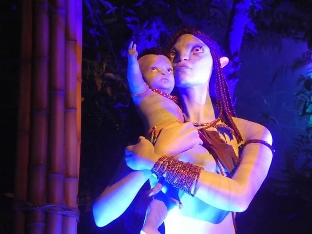 物語の主役であるナヴィ族のジェイクとネイティリ、彼らの子どもが来場者を出迎える