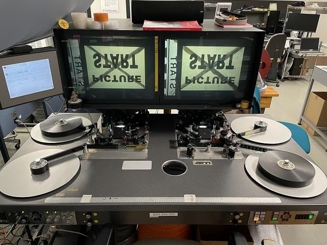 両側に二本のフィルムがかけられるようになっているケムの編集台