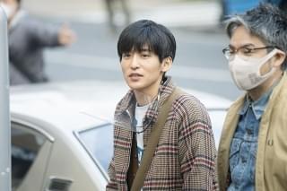 目黒蓮のメイキング写真初披露！ 「月の満ち欠け」真摯に向き合った“三角哲彦としての人生”