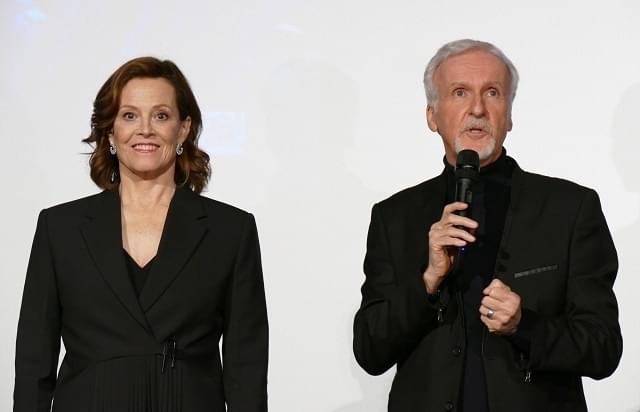 (左から)シガニー・ウィーバー、ジェームズ・キャメロン
