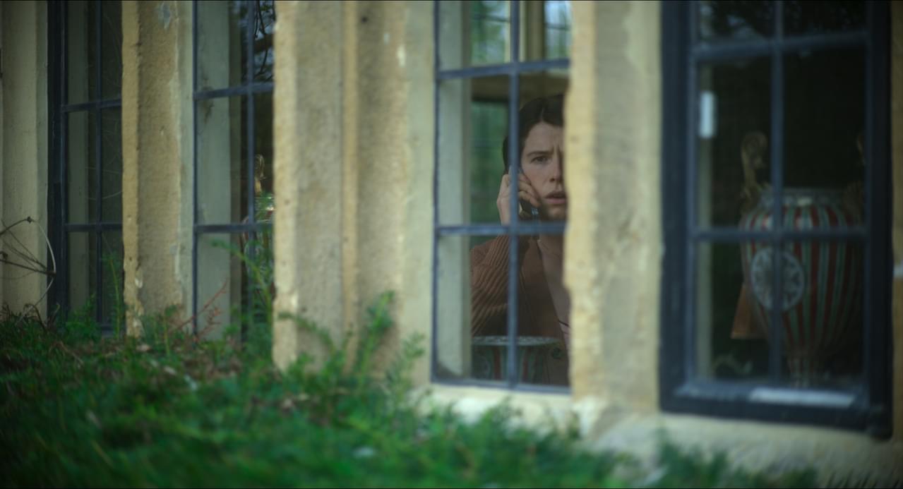 恐怖！ドアの隙間から手が… A24「MEN 同じ顔の男たち」緊迫の本編映像